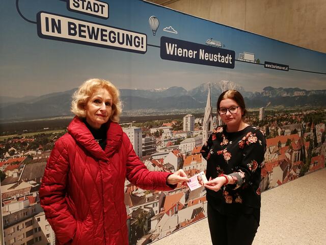 Maria Haßlinger aus Wiener Neustadt hat von Bea Bilav, Lehrling am Magistrat der Stadt Wiener Neustadt, den 100.000ten Gutschein übernommen. Sie hat vor, damit in die Bücherei, in Buchhandlungen und zum Friseur in der Innenstadt zu gehen. | Foto: Stadt WRN