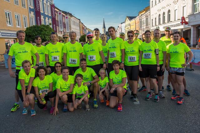 Die "Besserlaufen"-Sportler rund um Sepp Hartl unterstützen die Christkindaktion der BezirksRundschau Braunau.  | Foto: besserlaufen.at