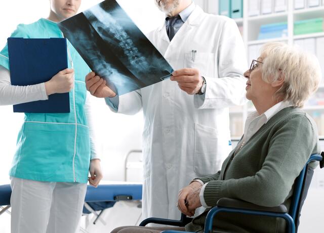 Osteoporose ist eine Stoffwechselerkrankung des Knochens, bei der die Struktur des Knochens immer brüchiger wird.