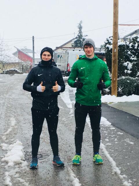 Noah Bauer (links), aktuell bester Torjäger der Hagenberger, und Verteidiger Benedikt Nader.