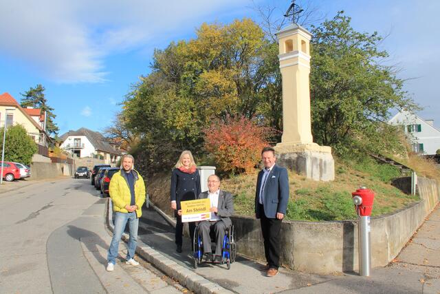GR Michael Fertl (Vorsitzender der SPÖ Altstadt), GRin Sona Strummer, StR Albert Kisling und GR Josef Bauer bei der neuen Stadtbushaltestelle Langenloiser Straße/Stratzinger Straße am Steindl | Foto: privat