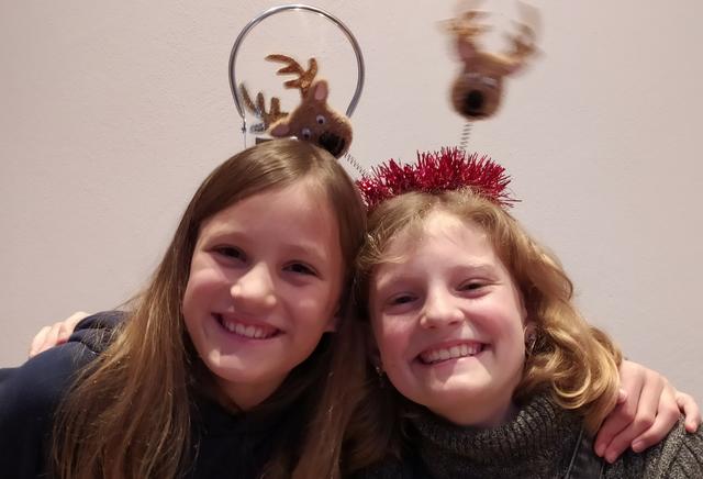 Freude auch bei Emilia Kappacher und Tini Juricevic. Auch ihre Mütter, Andrea Kappacher und Rajka Juricevic, filmte die jungen Sängerinnen. | Foto: C. Tinsobin