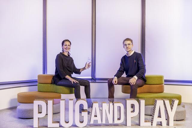 Der Leopoldstädter Immobilienentwickler Value One wurde von der Innovationsplattform "Plug and Play" ausgezeichnet: Sabine Müller (Chief Innovation & Marketing Officer bei Value One) und Ben Kloss (Director & Head of Ventures bei Plug and Play)