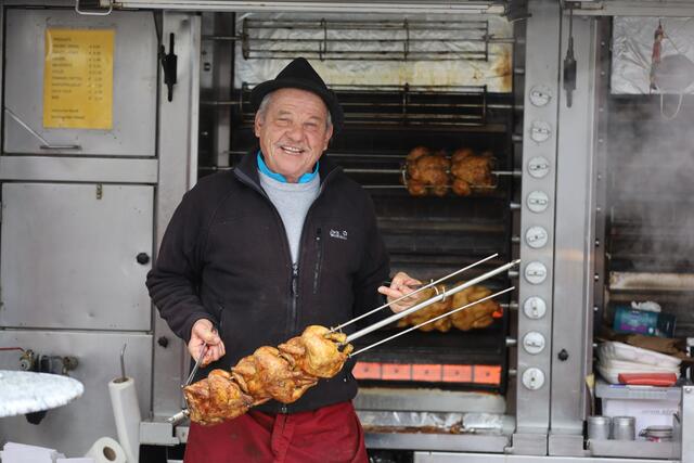 Max und Moritz hätten ihre Freude: Der Duft von Reinhold Lehners Grillhendl breitet sich von Gründberg bis Urfahr aus. | Foto: Reischl