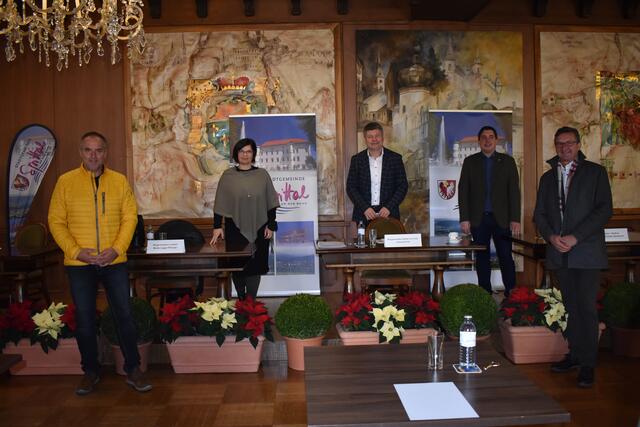 Kooperieren in Sachen Trinkwasser: Christian Genshofer (Trebesing), Marika Lagger-Pöllinger (Lendorf), Gerhard Pirih (Spittal), Christoph Staudacher (Spittal) und Wolfgang Klinar  (Seeboden) | Foto: Larissa Bugelnig