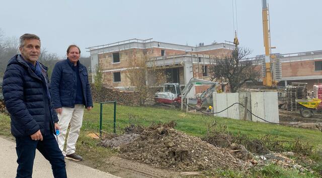 Vizebgm. Josef Habeler und Bürgermeister Matthias Weghofer machten sich ein Bild vom aktuellen Baufortschritt | Foto: Marktgemeinde Wiesen