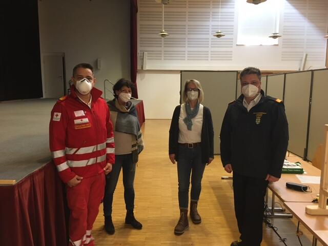 Rot-Kreuz-Bezirkskommandant Michael Baci, Bürgermeisterin Irene Gölles, Amsdirektorin Eva Pauser und Abschnittsfeuerwehrkommandant Brandrat Thomas Rauch in der Test-Straße Gloggnitz. | Foto: Stadtgemeinde Gloggnitz
