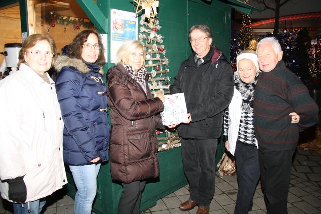 Auch im Vorjahr spendete der Lionsclub Burg Forchtenstein für den Sozialhilfefonds der BH Mattersburg. Ein Bild aus dem Vorjahr: Monika Tragl (Präsidentin von den Lions) bei der Übergabe der Gutscheine auf dem Weihnachtsmarkt in Mattersburg an Bezirkshauptmann Werner Zechmeister