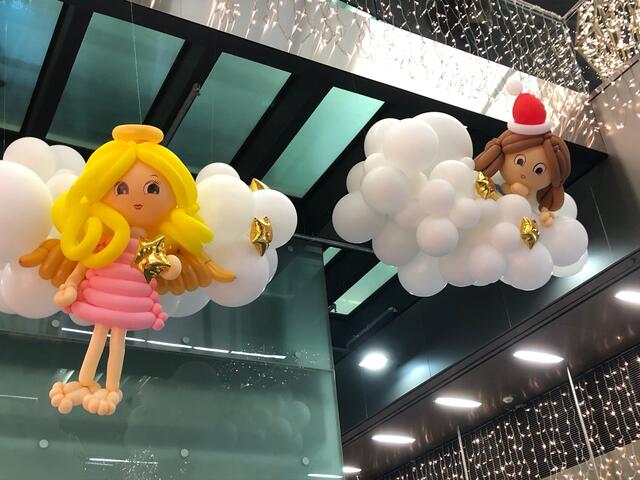 Luftballon-Engerln im Wiener Hauptbahnhof.