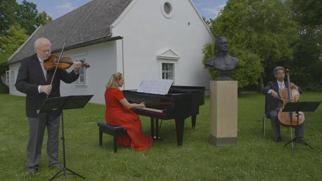 Gedreht wurde für den Film unter anderem vor dem Franz-Liszt-Geburtshaus in Raiding. | Foto: ORF/Felix Breisach