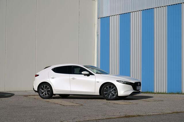 Das edle Weiß der „100 Years“-Edition erinnert an den 1. Mazda-Pkw überhaupt, den R360 Coupé aus dem Jahre 1960.