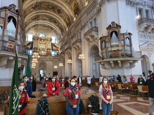 Die Friedenslicht-Messe im Salzburger Dom, mit einer kleinen Delegation. | Foto: Salzburger Pfadfinder/Fritz Ortner