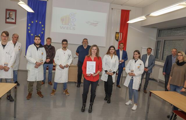 Die Gewinnerin Waltraud Oberleitner (in Chili-rot) mit Schülern und Vertretern von HTL, BRS und den OÖ Gärtnern: Franz Kritzinger, Markus Eibl, Harald Baumgartner (alle HTL), Thomas Kramesberger (BRS), Hannes Hofmüller (OÖ Gärtner), Bertram Geigl (Direktor HTL) und Projektleiterin Betina Mayr (hinten v. li).