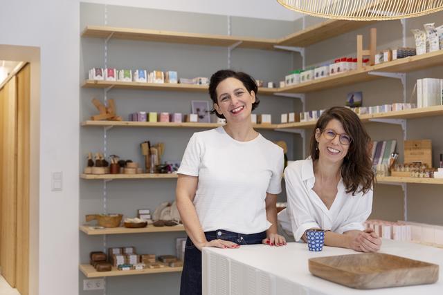 Kampf dem Müllberg: Imke Josst und Orsolya Szita ihr Geschäft "Now Wow" eröffnet. | Foto: Julian Mullan