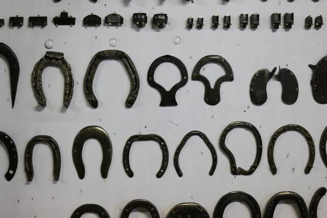 In seinem Museum hat Günther Höllwarte viele Hufeisenraritäten gesammelt.  | Foto: Höllbacher