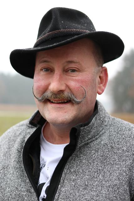 Günther Höllwart aus Franking ist seit 2015 selbstständig aus Künstler.  | Foto: Höllbacher