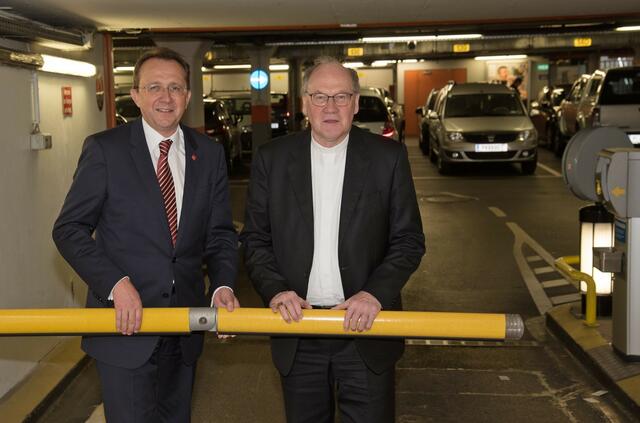 November 2019: Bürgermeister Matthias Stadler und Bischof Alois Schwarz bei der Bekanntgabe über die Einigung der Errichtung der Parkgarage.  | Foto: Josef Vorlaufer