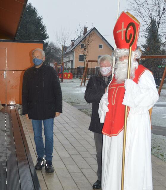 Bgm. Bernd Hermann und Gerhard Gratzer begleiteten den Heiligen Nikolaus 