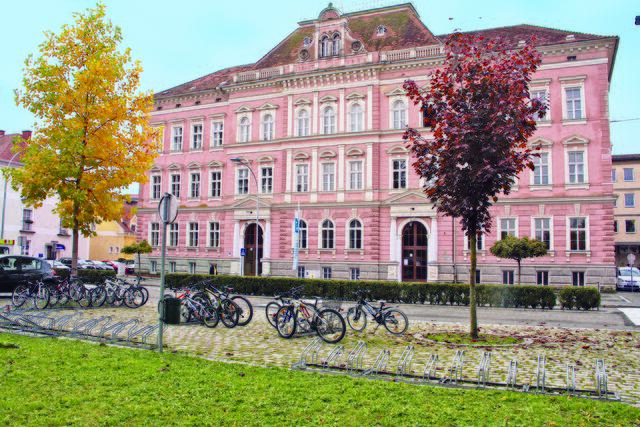 Im Bereich der Mittelschule entstehen in zwei Bauphasen 2021 und 2022 ingesamt 60 neue Parkplätze.