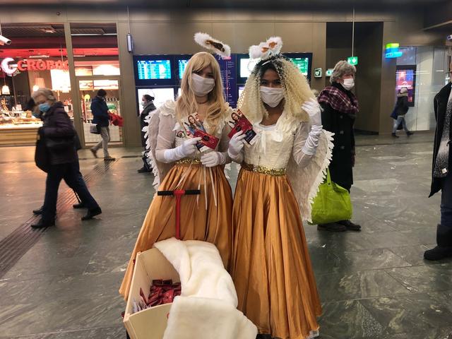 Zwei Christkindeln sind in der Hauptbahnhofcity Wien Hauptbahnhof unterwegs.
