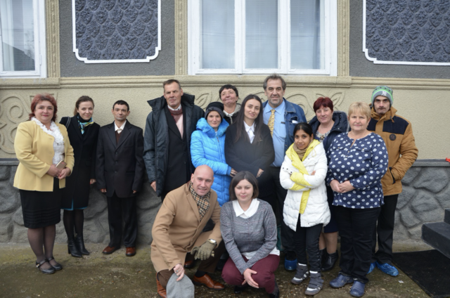 Das Projektteam mit den Bewohnern. In der Mitte vorne links der österreichische Sozialattache Gero Stuller von der Botschaft in Moldau, der ein wesentlicher Mitinitiator der Wohngemeinschaft war.