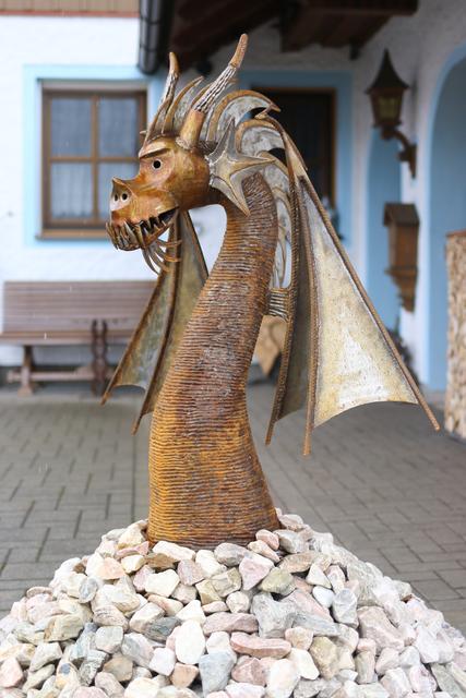 Drachen sind eines von Günther Höllwarts Lieblingsmotiven.  | Foto: Höllbacher