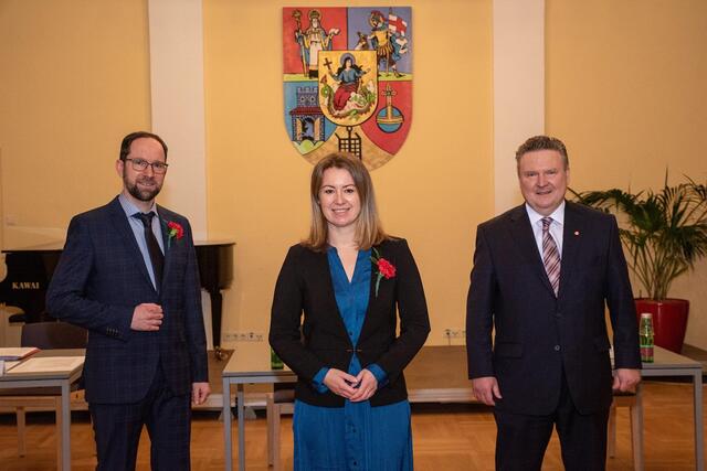 Bezirksvorsteherin Silvia Jankovic und Vize Wolfgang Mitis (l.) wurden von Bürgermeister Michael Ludwig (r.) angelobt.