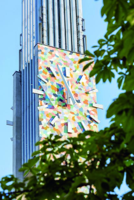 Der Kirchturm ist das Wahrzeichen der Stadt.