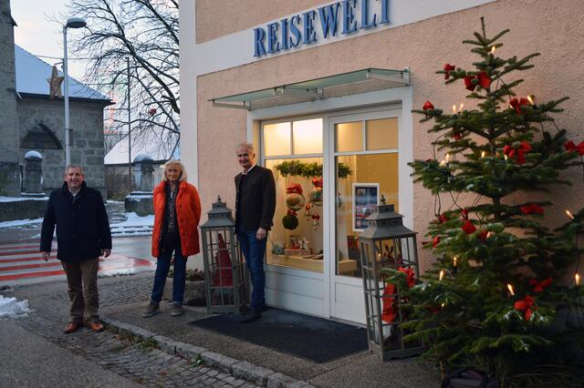 Bürgermeister Ing. Fritz Feichtinger, Kons. Ruth Sonntagbauer, Brauchtumsgruppe Salzkammergut und Wirtschaftsstadtrat Vzbgm. Simon Kreischer  | Foto: Stadtgemeinde Laakirchen