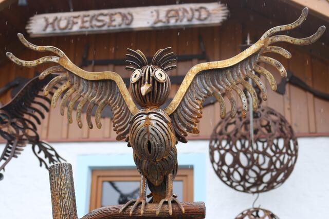 In seinem "Hufeisenland" bietet Höllwart auch Führungen an.  | Foto: Höllbacher