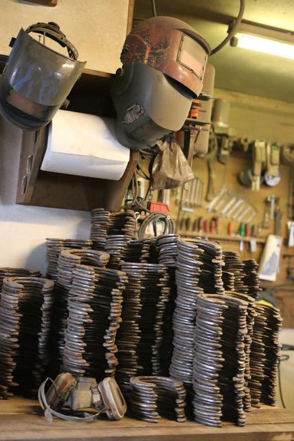 In seiner Werkstatt, im Lager und auf dem gesamten Grundstück der Höllwarts lagern rund 50.000 getragene Hufeisen.  | Foto: Höllbacher