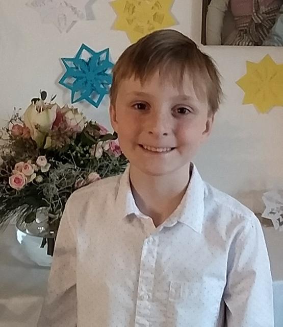 Frederik Altreiter vor der weihnachtlichen Deko. Ihn filmte seine Mutter Sabine Altreiter. | Foto: C. Tinsobin