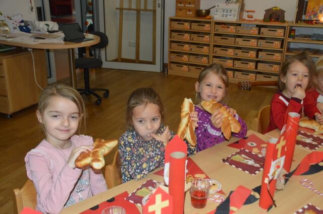Schmeckt  besonders gut! Den Kindern mundete die Nikolojause sichtlich...
