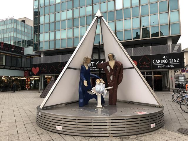 Die Krippe „Stern zu Bethlehem“ am Schillerplatz wurde von Bildhauer Konrad Feichtinger gestaltet. | Foto: BRS