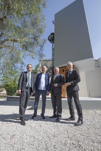 Vor dem Truck: LR Christopher Drexler, Künstler Erwin Wurm, LH Hermann Schützenhöfer und StR Günter Riegler (v.l.) | Foto: Land Steiermark/Erwin Scheriau 