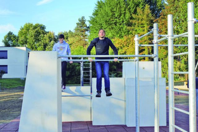 Im Rahmen des "Street Workout" lassen sich quasi in einem Fitnessstudio im Freien mit Klimmzügen die Muskeln stählen.
