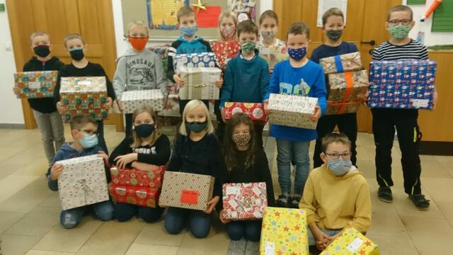Schüler/innen der Schulkooperation mit ihren Weihnachtspaketen für die Aktion Christkindl aus der Schuhschachtel | Foto: Schulkooperation Weilbach-St. Georgen-Mörschwang
