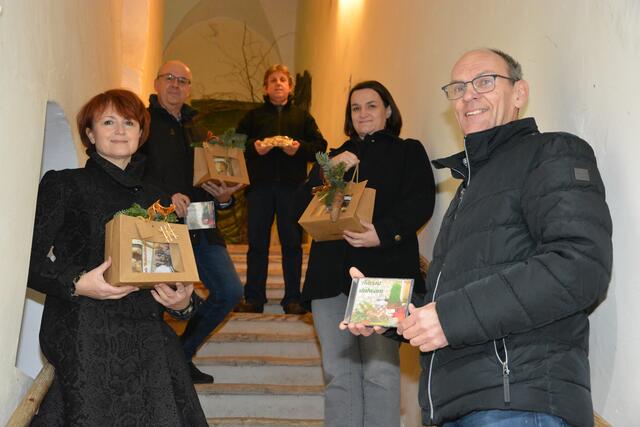 Weihnachtsklänge und ganz viel Keksduft: Mitglieder des Gesangverein Burgau, um Obfrau bettina Eder (l.) sorgen für einen stimmungsvollen "Advent dahoam".