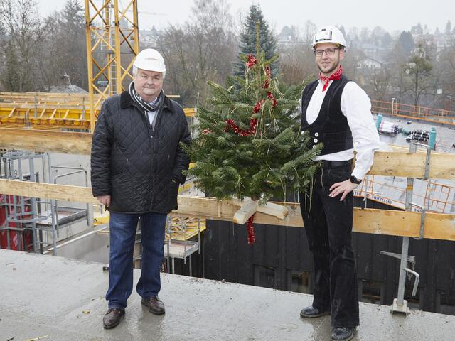 Arbeiterkammer-Präsident Johann Kalliauer und Zimmermeister Martin Frauscher freuen sich über das Erreichen der Dachgleiche.
 | Foto: AK Ried