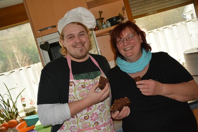 BEZIRKSBLÄTTER-Bäckerlehrling Daniel Butter lässt sich gemeinsam mit Beatrix Wagner das Apfelbrot schmecken. | Foto: Christian Trinkl