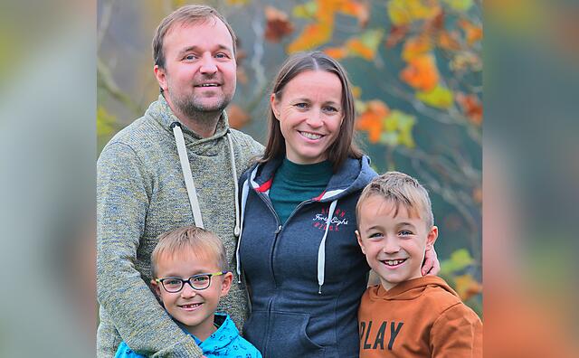 Klaus und Viktoria Krainer sammeln mit ihren Söhnen Matteo (l.) und Moritz (r.) seit 2013 für hilfsbedürftige Familien aus der Region. | Foto: Krainer
