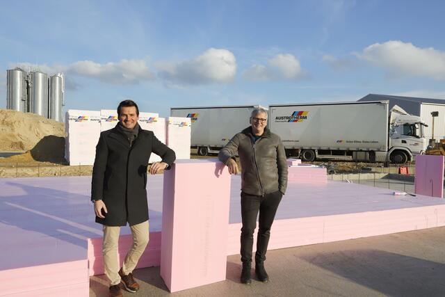 Im November begannen am Standort Pinkafeld die Bauarbeiten für ein Plus-Energie-Bürogebäude, das ab Inbetriebnahme im Sommer 2021 mehr Energie produzieren wird, als für den Betrieb notwendig ist. Von links: Dr. Heimo Pascher (Technischer Geschäftsführer Austrotherm GmbH) und Mag. Klaus Haberfellner (Geschäftsführer Austrotherm Gruppe) beim Start der Verlegung der hochdruckfesten Austrotherm XPS TOP 70 mit einer Dämmdicke von 40 cm. | Foto: Austrotherm