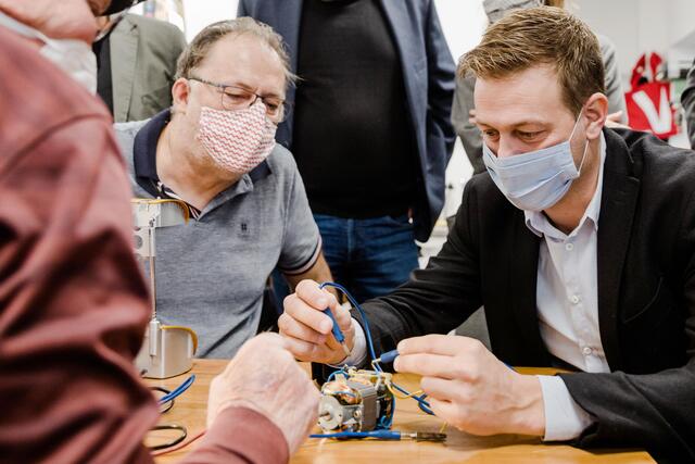 Für Klima-Landesrat Stefan Kaineder (r.) ist der verantwortungsvolle Umgang mit Ressourcen entscheidend im Kampf gegen die Klimakrise. | Foto: Land OÖ
