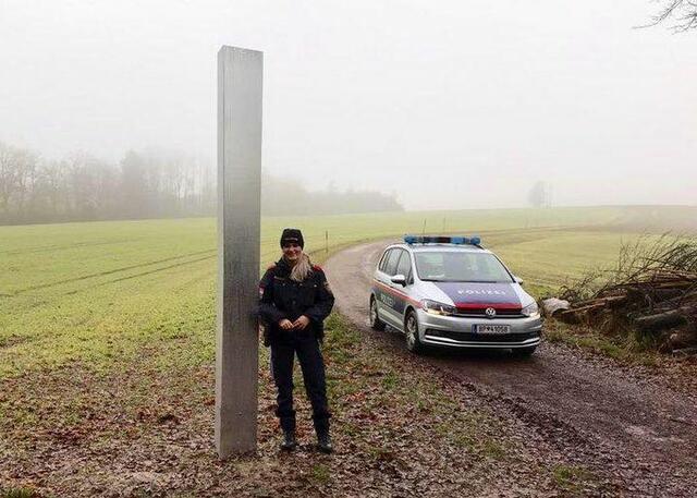 Zu einem Feld in Peuerbach wurden die Einsatzkräfte gerufen: Wer stellte diesen Monolithen auf? | Foto: LPD OÖ
