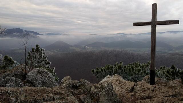 Am Peilsteingipfel überblickt man den ganzen südlichen Wienerwald. An Tagen mit guter Sicht tauchen auch Schneeberg und Ötscher am Horizont auf.