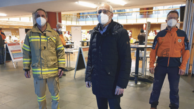 In St. Johann arbeiteten Gemeinde, Feuerwehr und Bergrettung eng zusammen. Hier vertreten durch Johann Überbacher (Ortsfeuerwehrkommandant), Bgm. Günther Mitterer und Robert Kappacher (Ortsstellenleiter der Bergrettung). | Foto: Wautischer