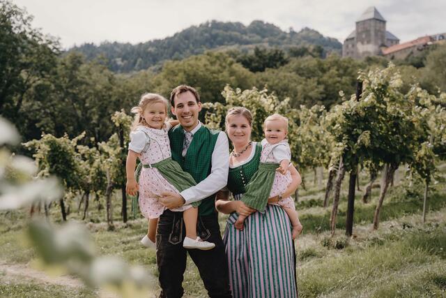 Georg Kollar vom Restaurant/Hotel Kollar-Göbl freut sich mit seiner Familie auf das Weihnachtsfest.  | Foto: Herzfoto