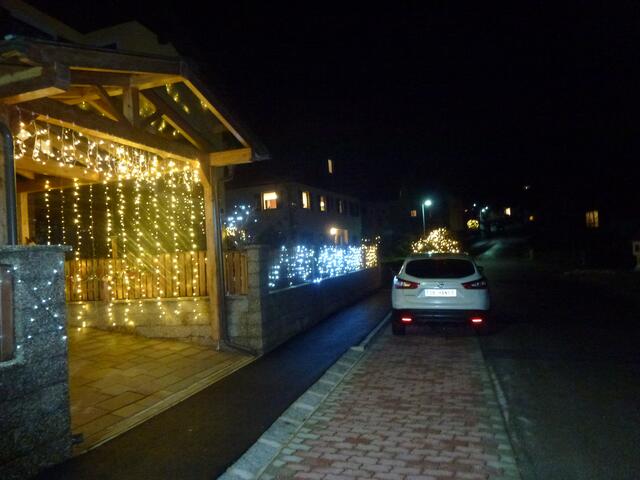 Leuchtende Ketten erhellen die ganze Straße. | Foto: Heidemarie Rottermanner