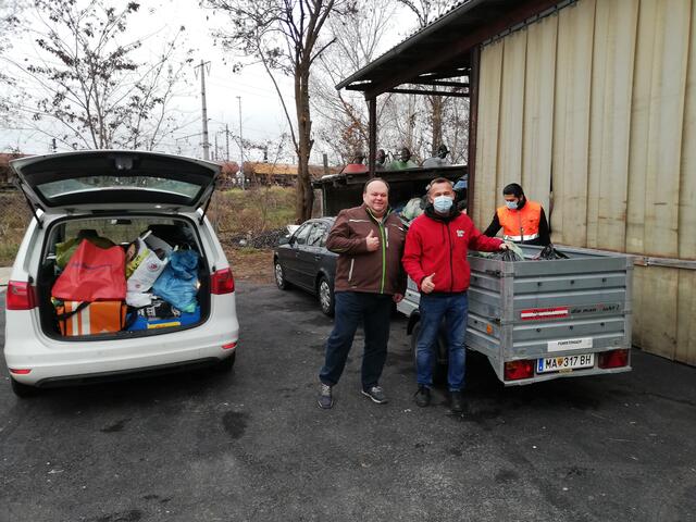 Vizebürgermeister Gerald Jagschitz (links) bei der Spendenübergabe | Foto: SPÖ Krensdorf