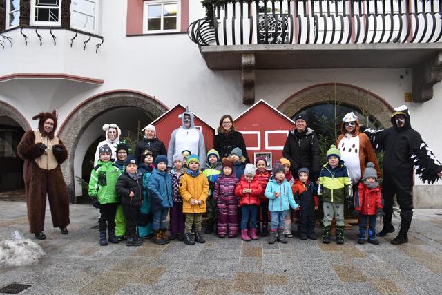 Eichhörnchen, Hase, Maus, Eule und Specht brachten den Kindern den Sinn des Schenkens näher und sangen das ein oder andere Lied. | Foto: Lair